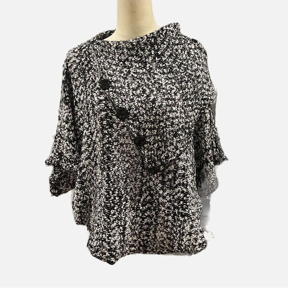 Papillon button poncho sweater - Picture 1 of 7